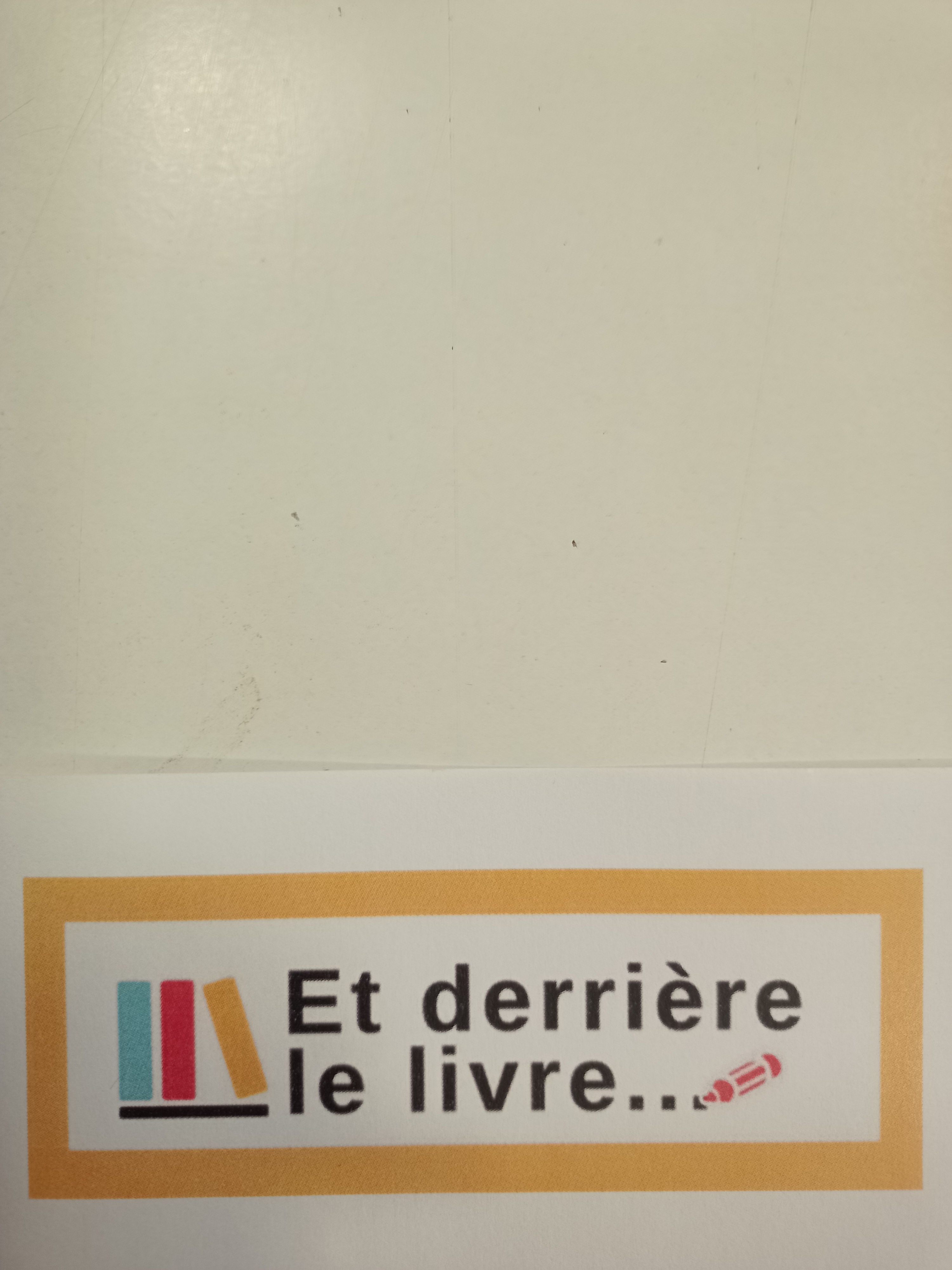 Et derrière le livre...