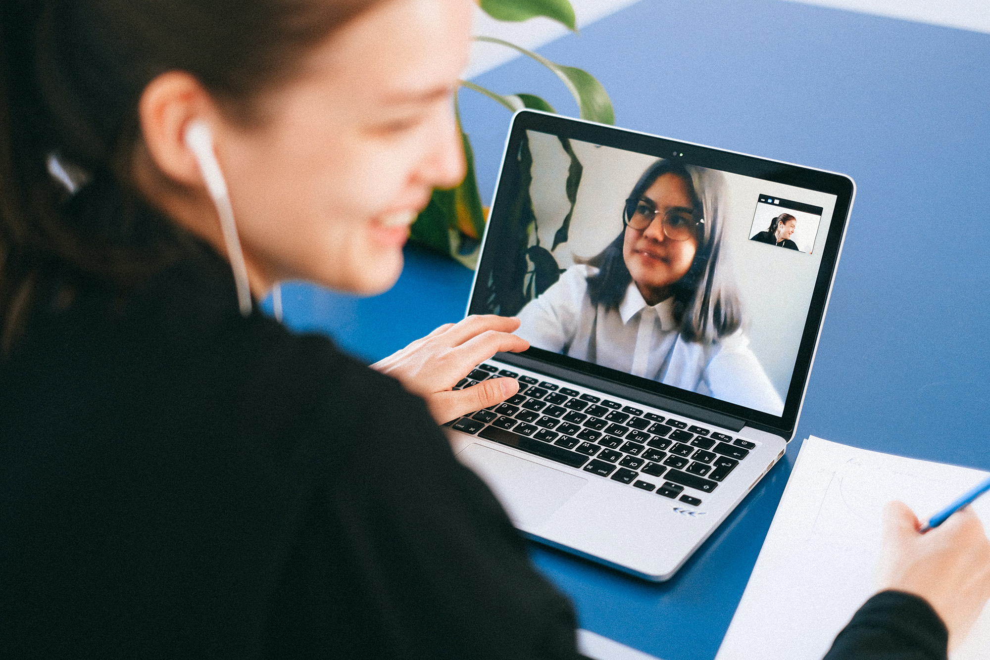 Je réalise une interview d'une femme travaillant dans le domaine scientifique